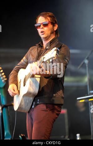 Kingham, UK. 1. September 2012. GAZ Coombes auf der Bühne des großen Feastival statt auf Alex James Farm bei Kingham, Oxfordshire Stockfoto