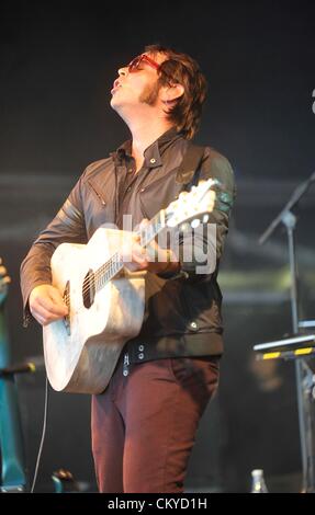 Kingham, UK. 1. September 2012. GAZ Coombes auf der Bühne des großen Feastival statt auf Alex James Farm bei Kingham, Oxfordshire Stockfoto