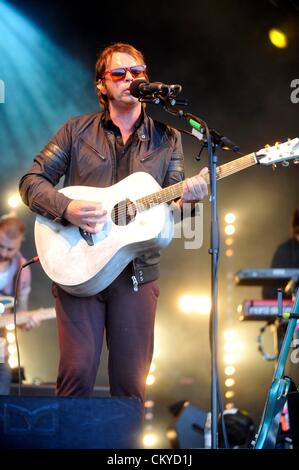 Kingham, UK. 1. September 2012. GAZ Coombes auf der Bühne des großen Feastival statt auf Alex James Farm bei Kingham, Oxfordshire Stockfoto