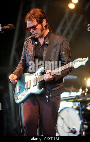 Kingham, UK. 1. September 2012. GAZ Coombes auf der Bühne des großen Feastival statt auf Alex James Farm bei Kingham, Oxfordshire Stockfoto