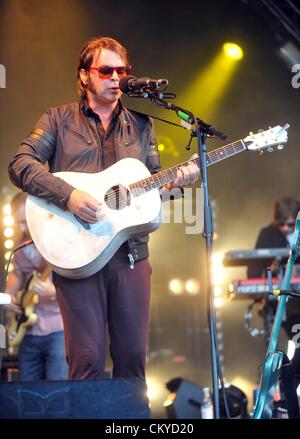 Kingham, UK. 1. September 2012. GAZ Coombes auf der Bühne des großen Feastival statt auf Alex James Farm bei Kingham, Oxfordshire Stockfoto