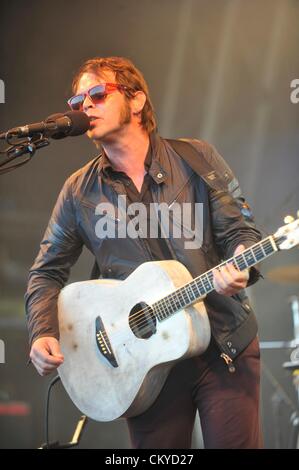 Kingham, UK. 1. September 2012. GAZ Coombes auf der Bühne des großen Feastival statt auf Alex James Farm bei Kingham, Oxfordshire Stockfoto