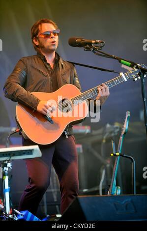 Kingham, UK. 1. September 2012. GAZ Coombes auf der Bühne des großen Feastival statt auf Alex James Farm bei Kingham, Oxfordshire Stockfoto