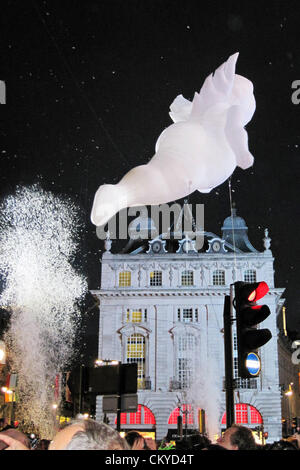 London, UK. 2. September 2012. Les Ateliers De Cirque Finale der der Ort-Des-Anges wo 1,5 Tonnen Federn in die Luft, Piccadilly Circus, London in ein unglaubliches Schauspiel als Teil des London 2012 Festival füllen ausgeworfen wurden. Stockfoto