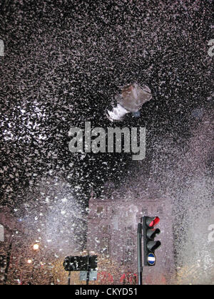 London, UK. 2. September 2012. Les Ateliers De Cirque Finale der der Ort-Des-Anges wo 1,5 Tonnen Federn in die Luft, Piccadilly Circus, London in ein unglaubliches Schauspiel als Teil des London 2012 Festival füllen ausgeworfen wurden. Stockfoto