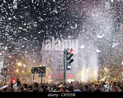 London, UK. 2. September 2012. Les Ateliers De Cirque Finale der der Ort-Des-Anges wo 1,5 Tonnen Federn in die Luft, Piccadilly Circus, London in ein unglaubliches Schauspiel als Teil des London 2012 Festival füllen ausgeworfen wurden. Stockfoto
