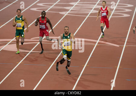 Oscar Pistorius von Südafrika (2642) Rennen auf die Ziellinie in der Herren 200 Meter T44 bei den Paralympics in London. Stockfoto