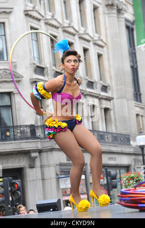 Piccadilly, London, UK. 2. September 2012. Hula Hoop-Performer. Die "Piccadilly Circus Circus" Veranstaltung rund um Piccadilly, wo die Straßen voll von Zirkusartisten, Regent Street und Piccadilly geworden sind für den Verkehr gesperrt und mit kostenlosen Veranstaltungen gefüllt. Stockfoto