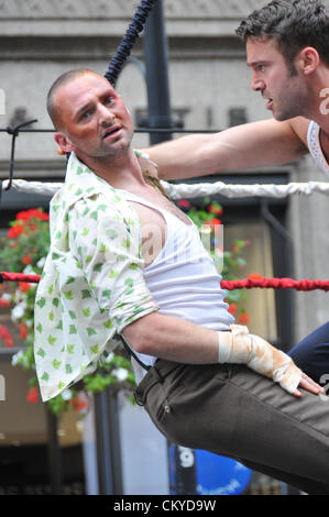 Piccadilly, London, UK. 2. September 2012. Darsteller von "Stroh Dog". Die "Piccadilly Circus Circus" Veranstaltung rund um Piccadilly, wo die Straßen voll von Zirkusartisten, Regent Street und Piccadilly geworden sind für den Verkehr gesperrt und mit kostenlosen Veranstaltungen gefüllt. Stockfoto