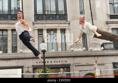 Piccadilly, London, UK. 2. September 2012. Darsteller von "Stroh Dog". Die "Piccadilly Circus Circus" Veranstaltung rund um Piccadilly, wo die Straßen voll von Zirkusartisten, Regent Street und Piccadilly geworden sind für den Verkehr gesperrt und mit kostenlosen Veranstaltungen gefüllt. Stockfoto