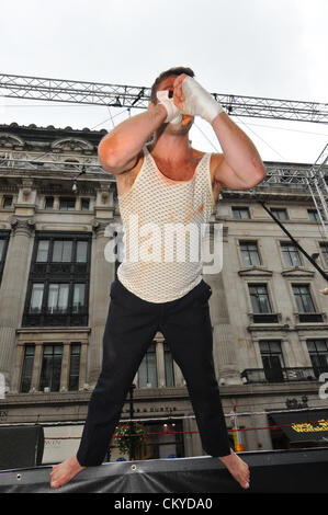 Piccadilly, London, UK. 2. September 2012. Darsteller von "Stroh Dog". Die "Piccadilly Circus Circus" Veranstaltung rund um Piccadilly, wo die Straßen voll von Zirkusartisten, Regent Street und Piccadilly geworden sind für den Verkehr gesperrt und mit kostenlosen Veranstaltungen gefüllt. Stockfoto