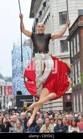 Piccadilly, London, UK. 2. September 2012. "Trapezkünstler. Die "Piccadilly Circus Circus" Veranstaltung rund um Piccadilly, wo die Straßen voll von Zirkusartisten, Regent Street und Piccadilly geworden sind für den Verkehr gesperrt und mit kostenlosen Veranstaltungen gefüllt. Stockfoto
