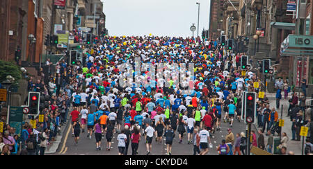 Glasgow, Scotland, UK 2. September 2012.Participants in der Bank von Schottland große schottische laufen 2012, ein halb-Marathon für alle Standards von Rennfahrern für Wanderer. Dieses Foto zeigt die Läufer laufen entlang der St. Vincent Street, in der Nähe der Start des Rennens am George Square. Stockfoto