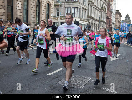 Glasgow, Scotland, UK 2. September 2012.Participants in der Bank von Schottland große schottische laufen 2012, ein halb-Marathon für alle Standards von Rennfahrern für Wanderer. Dieses Foto zeigt die Läufer laufen entlang der St. Vincent Street, in der Nähe der Start des Rennens am George Square, mit einem Mann in einem rosa Tutu Geldbeschaffung für Millie es Mission, Unterstützung der Archie-Stiftung in Aberdeen. Stockfoto