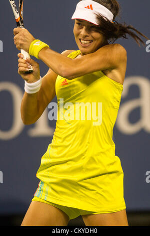 Ana Ivanovic (SRB) im Wettbewerb beim 2012 uns Open Tennisturnier, Flushing, New York. USA. 1. September. Stockfoto