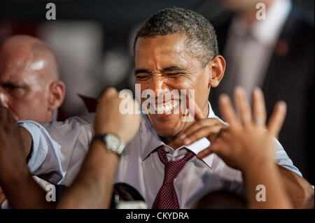 2. August 2012 lacht - Leesburg, Virginia, USA - U.S. Präsident BARACK OBAMA während Sie drücken das Fleisch während einer Kampagne-Veranstaltung an der Loudoun County High School. (Bild Kredit: Pete Marovich/ZUMAPRESS.com ©) Stockfoto