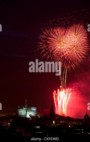 Edinburgh, UK. 2. September 2012. Edinburgh International Festival Feuerwerk Konzert 2012 anzeigen das jährliche Feuerwerk von der Burg Mark Ende des Edinburgh Festivals. Gesponsert von Virgin Money. Stockfoto