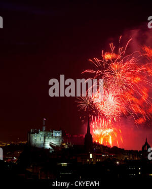 Edinburgh, UK. 2. September 2012. Edinburgh International Festival Feuerwerk Konzert 2012 anzeigen das jährliche Feuerwerk von der Burg Mark Ende des Edinburgh Festivals. Gesponsert von Virgin Money. Stockfoto