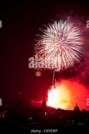 Edinburgh, UK. 2. September 2012. Edinburgh International Festival Feuerwerk Konzert 2012 anzeigen das jährliche Feuerwerk von der Burg Mark Ende des Edinburgh Festivals. Gesponsert von Virgin Money. Stockfoto