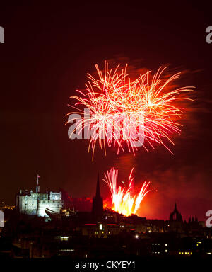 Edinburgh, UK. 2. September 2012. Edinburgh International Festival Feuerwerk Konzert 2012 anzeigen das jährliche Feuerwerk von der Burg Mark Ende des Edinburgh Festivals. Gesponsert von Virgin Money. Stockfoto