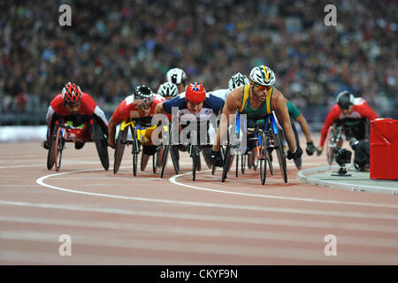 London, UK. 2. September 2012 - Kurt Fearnley (AUS) führt die Pack wird intensiv beobachtet und verfolgt von David Weir (GBR) während der 5000 m T54 Finale in London Paralympischen Sommerspiele 2012. (C) Michael Preston / Alamy Live News. Stockfoto