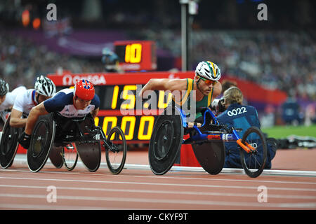 London, UK. 2. September 2012 - Kurt Fearnley (AUS) führt die Pack wird intensiv beobachtet und verfolgt von David Weir (GBR) während der 5000 m T54 Finale in London Paralympischen Sommerspiele 2012. (C) Michael Preston / Alamy Live News. Stockfoto