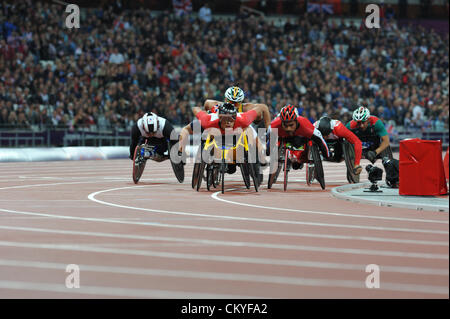 London, UK. 2. September 2012 - Marcel Hug (SUI, Zentrum in reflektierenden Helm) im 5000 m T54-Finale in London Paralympischen Sommerspiele 2012 voran. (C) Michael Preston / Alamy Live News. Stockfoto