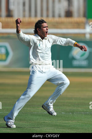 POTCHEFSTROOM, Südafrika - 03 SEPTEMBER Armand Erasmus der Drachen feiert das erste Wicket mit einem rosa Ball, um die Pforte des Werner Cotzee der Ritter für 1 Tag 1 der Studie Tag/Nacht Übereinstimmung zwischen North West Drachen und Chevrolet Ritter im Senwes Park am 3. September 2012 in Potchefstroom, Südafrika-Foto von Duif du Toit laufen / Gallo Images Stockfoto