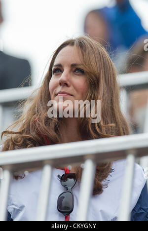 02.09.2012 Eton Dorney, Berkshire, England. Kate, die Herzogin von Cambridge, sieht man an den Ständen während des London 2012 Paralympischen Spiele Rudern-Wettbewerbs am Eton Dorney, Großbritannien, 2. September 2012. Stockfoto