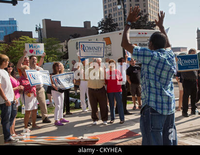 Detroit, Michigan - argumentiert ein Obama-Anhänger mit Mitt Romney Anhänger in der Nähe eine Obama-Biden-Wiederwahl-Rallye von Vize-Präsident Joe Biden angesprochen. Stockfoto