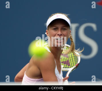 03.09.2012. Flushing Meadows, New York, USA. Andrea Hlavackova (CZE) aus der Tschechischen Republik wurde in ihre vierte Runde Damen-Einzel-Match am 8. Tag des 2012 US Open Tennis Championships im USTA Billie Jean King National Tennis Center von amerikanischen Serena Williams (USA) besiegt. Stockfoto