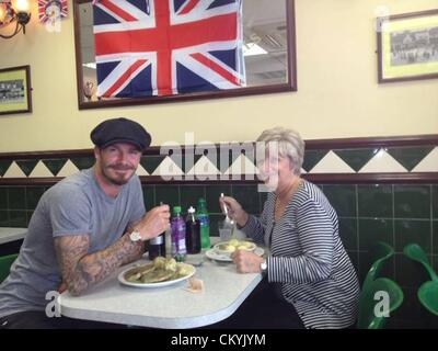 30.05.2012 London UK. David Beckham Besuche seiner Familie in London und hat eine Mahlzeit von Pie and Mash mit seiner Mutter Sandra Beckham. Stockfoto