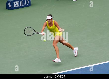 03.09.2012. Flushing, NY, USA.  Ana Ivanovic (SRB) kehrt Volley gegen Tsvetana Pironkova (BUL) in ihrem Womens-Forth-Vorrundenspiel bei den US Open im Arthur Ashe Stadium bei Billie Jean King Tennis Center in Flushing, New York. Ivanovic Niederlagen Pironkova in zwei Sätzen nach dem Spielstand von 6: 0, 6: 4. Stockfoto