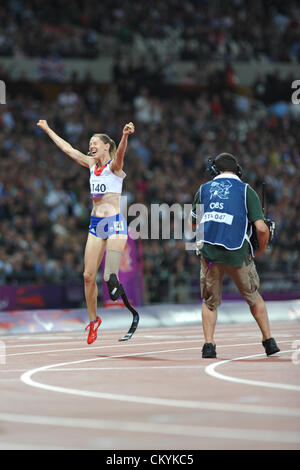 London, UK. 2. September 2012 - reagiert Marie-Amelie le Fur (FRA), wie sie realisiert, dass sie die Goldmedaille im Finale der Frauen 100 m T44 Finale in London Paralympischen Sommerspiele 2012 gewonnen hat. (C) Michael Preston / Alamy Live News. Stockfoto