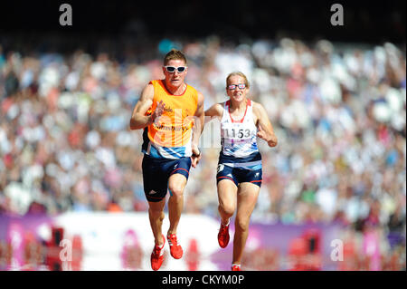 04.09.2012 London, England. Olympia-Stadion. Damen 100m T11. Tracey Hinton (GBR) in Aktion während der 6. Tag der Paralympics vom Olympiastadion entfernt. Stockfoto