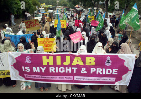 AktivistInnen der Jamat-e-Islami (JI) zu Gunsten der Hijab (Schleier) während Demonstration protestieren, wie sie zum "Internationalen Hijab Day" in Lahore-Presse-Club auf Dienstag, 4. September 2012 markieren Stockfoto