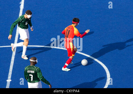 Spieler aus Brasilien (grün) und China (rot) treten im Männer 5-a-Side Fußball bei den Paralympics in London Stockfoto