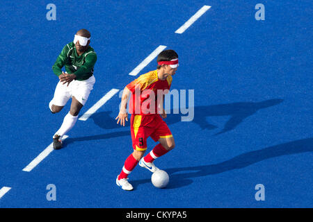 Spieler aus Brasilien (grün) und China (rot) treten im Männer 5-a-Side Fußball bei den Paralympics in London Stockfoto