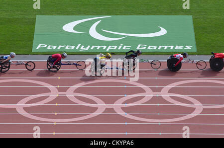 Rollstuhl-Fahrer in 800 Meter der Frauen runden T54 zuerst bei den Paralympics in London. Stockfoto