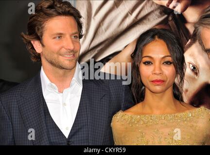 Bradley Cooper, Zoe Saldana im Ankunftsbereich für THE WORDS Premiere, The ArcLight Kinos, Los Angeles, CA 4. September 2012. Foto von: Dee Cercone/Everett Collection Stockfoto