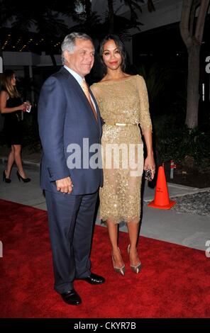 Zoe Saldana, Les Moonves im Ankunftsbereich für THE WORDS Premiere, The ArcLight Kinos, Los Angeles, CA 4. September 2012. Foto von: Elizabeth Goodenough/Everett Collection Stockfoto