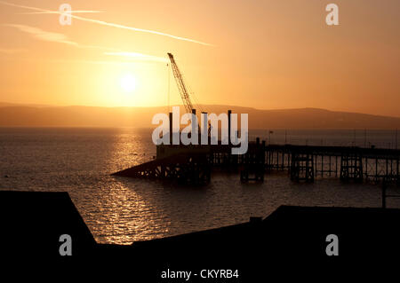 5. September 2012 - Swansea - UK: die Sonne steigt über den legendären murmelt Pier und Rettungsboot station heute Morgen auf die neue £9,5 Millionen RNLI murmelt Rettungsstation am Ende des Piers Weiterarbeit. Der neue Bahnhof wird gebaut, um das neue Tamar Klasse Rettungsboot aufnehmen, die eine Höchstgeschwindigkeit von 25knots hat — acht schneller als das aktuelle Tyne-Klasse-Schiff – und ist auch etwas länger. Stockfoto