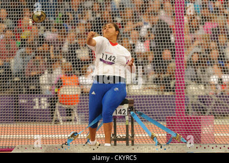 04.09.2012 London, England. Olympia-Stadion. Frauen Diskus-Finale.  Eveline Tuitavake (FRA) in Aktion während der 5. Tag der Paralympics vom Olympiastadion entfernt. Stockfoto