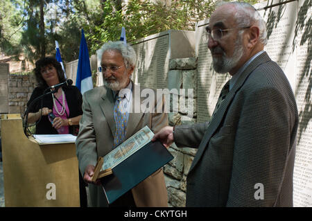 Jerusalem, Israel. 5. September 2012. Enkel Olivier de Menthon erhält Urkunde und Medaille im Auftrag von Großvater, Graf Henry de Menthon, als Gerechte unter den Völkern, von Holocaust-Überlebenden Jacky Ofenpass im Auftrag der Kommission für die Ernennung der gerechten. Jerusalem, Israel. 5. September 2012.  Yad Vashem hält eine Zeremonie, die posthum ehrt Graf Henry de Menthon als Gerechte unter den Völkern. Die Veranstaltung findet im Beisein der Überlebende Dina Godschalk und französischer Botschafter in Israel er Christoph Bigot, Familie und Freunde. Stockfoto