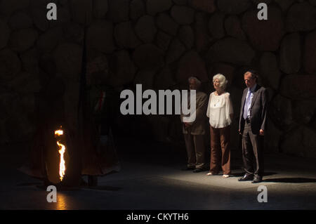 Jerusalem, Israel. 5. September 2012. Enkel Olivier de Menthon (L), Überlebende Dina Godschalk (C) und französischer Botschafter in Israel HE Christoph Bigot (R) teilnehmen an einer Gedenkfeier am Yad Vashem Holocaust Museum. Jerusalem, Israel. 5. September 2012.  Yad Vashem hält eine Zeremonie, die posthum ehrt Graf Henry de Menthon als Gerechte unter den Völkern. Die Veranstaltung findet im Beisein der Überlebende Dina Godschalk und französischer Botschafter in Israel er Christoph Bigot, Familie und Freunde. Stockfoto