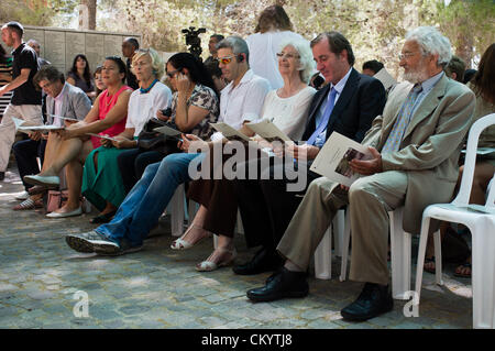 Jerusalem, Israel. 5. September 2012. Grandson Olivier de Menthon (R), Überlebender Dina Godschalk (L) und französischer Botschafter in Israel HE Christoph Bigot (C) nehmen Teil an einer Zeremonie zu Ehren Graf Henry de Menthon bei Yad Vashem Holocaust Museum. Jerusalem, Israel. 5. September 2012.   Yad Vashem hält eine Zeremonie, die posthum ehrt Graf Henry de Menthon als Gerechte unter den Völkern. Die Veranstaltung findet im Beisein der Überlebende Dina Godschalk und französischer Botschafter in Israel er Christoph Bigot, Familie und Freunde. Stockfoto