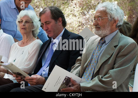 Jerusalem, Israel. 5. September 2012. Grandson Olivier de Menthon (R), Überlebender Dina Godschalk (L) und französischer Botschafter in Israel HE Christoph Bigot (C) nehmen Teil an einer Zeremonie zu Ehren Graf Henry de Menthon bei Yad Vashem Holocaust Museum. Jerusalem, Israel. 5. September 2012.   Yad Vashem hält eine Zeremonie, die posthum ehrt Graf Henry de Menthon als Gerechte unter den Völkern. Die Veranstaltung findet im Beisein der Überlebende Dina Godschalk und französischer Botschafter in Israel er Christoph Bigot, Familie und Freunde. Stockfoto