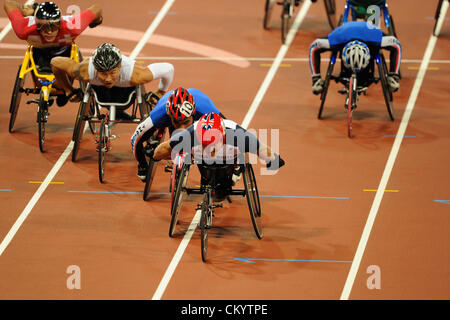 04.09.2012 London, England. Olympia-Stadion. Männer 1500m T54 Finale. David Weir (GBR) gewinnt Gold mit Kurt Fearnley (AUS) gewinnt Silber und Josh Cassidy (CAN) gewann die Bronze-Medaille bei Tag 6 der Paralympics vom Olympiastadion entfernt. Stockfoto