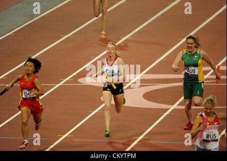 04.09.2012 London, England. Olympia-Stadion. Frauen 4 x 100m Staffel T35-38 Finale. Team (RUS) gewinnt Gold, Silber Team (CHN) und Team (GBR) gewinnt Bronze während Tag 6 der Paralympics vom Olympiastadion entfernt. Stockfoto