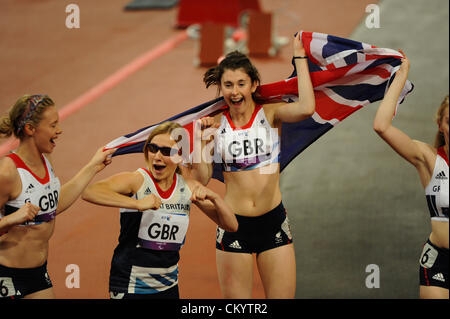 04.09.2012 London, England. Olympia-Stadion. Frauen 4 x 100m Staffel T35-38 Finale. Team (RUS) gewinnt Gold, Silber Team (CHN) und Team (GBR) gewinnt Bronze während Tag 6 der Paralympics vom Olympiastadion entfernt. Stockfoto